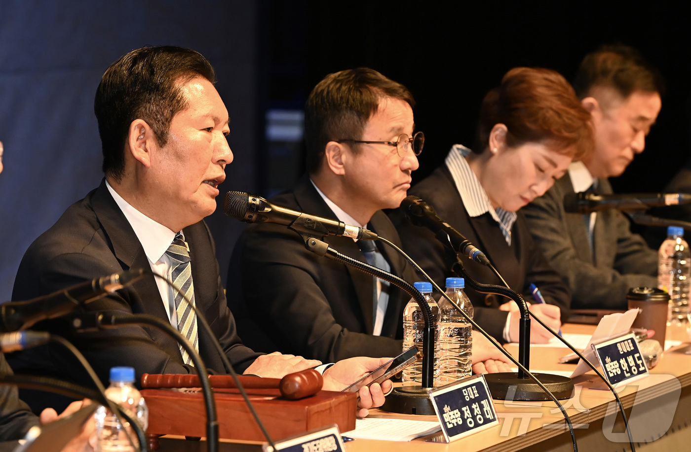 (수원=뉴스1) 김영운 기자 = 정청래 더불어민주당 대표가 6일 경기도 수원시 경기아트센터에서 열린 더불어민주당 현장최고위원회의에서 발언하고 있다. (공동취재)  2026.4.6/ …