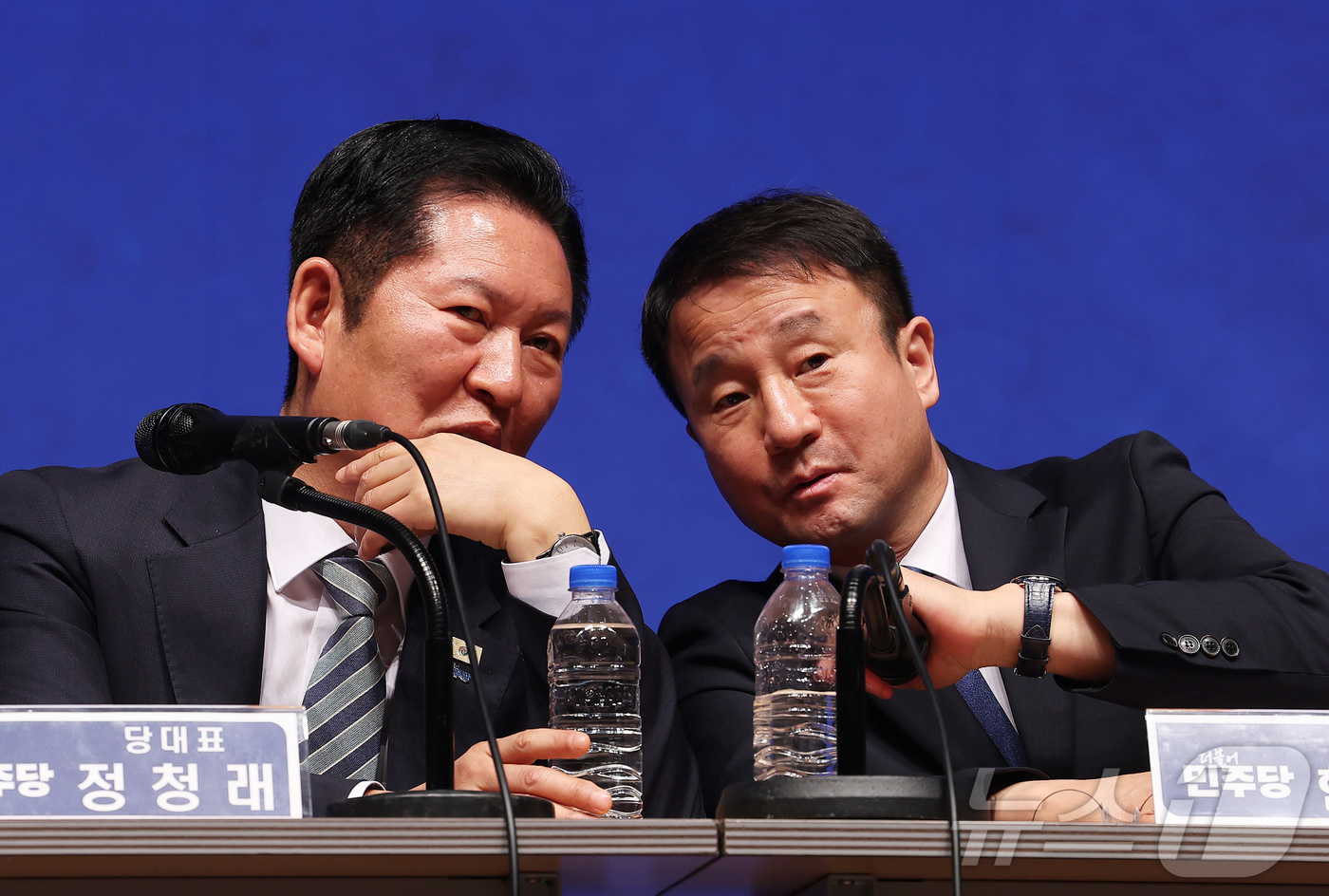 (수원=뉴스1) 김영운 기자 = 정청래 더불어민주당 대표와 한병도 더불어민주당 원내대표가 6일 경기도 수원시 경기아트센터에서 열린 더불어민주당 현장최고위원회의에서 대화를 하고 있다 …