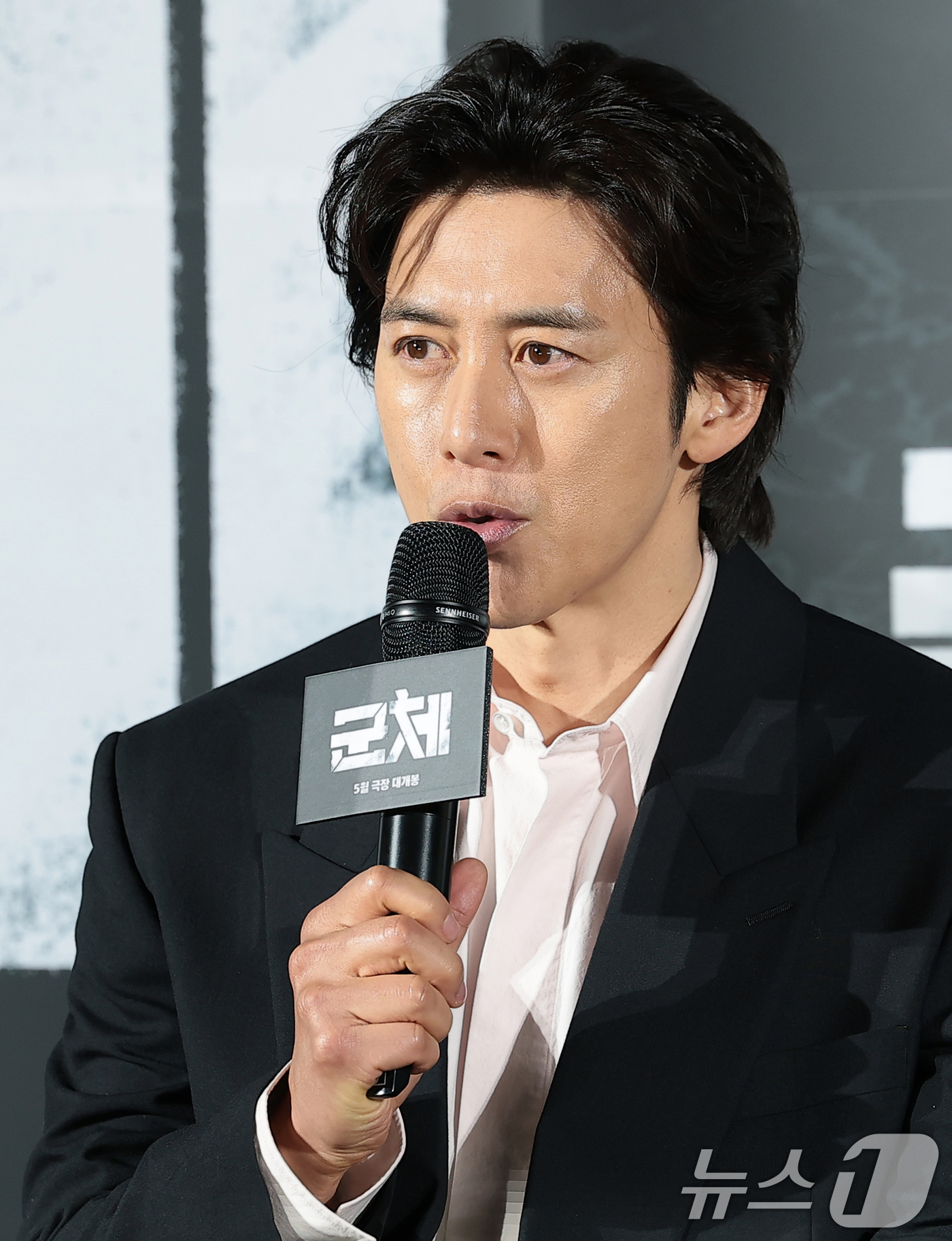 (서울=뉴스1) 권현진 기자 = 배우 고수가 6일 서울 용산구 CGV용산아이파크몰에서 열린 영화 '군체'(감독 연상호) 제작보고회에 참석해 인사말을 하고 있다.'군체'는 정체불명의 …