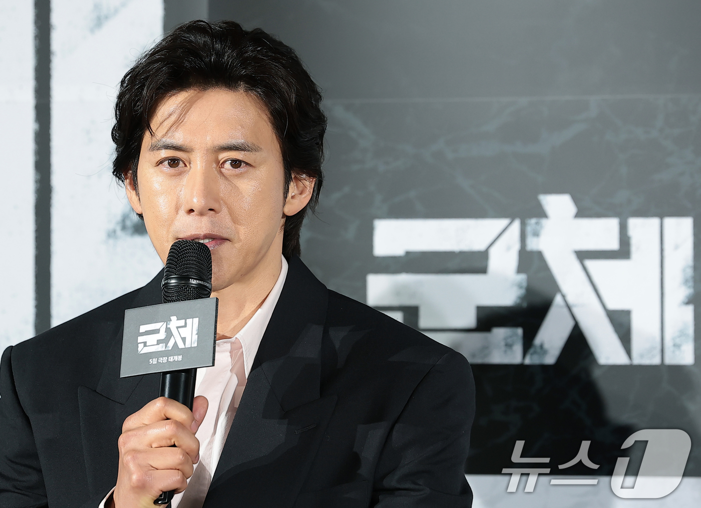 (서울=뉴스1) 권현진 기자 = 배우 고수가 6일 서울 용산구 CGV용산아이파크몰에서 열린 영화 '군체'(감독 연상호) 제작보고회에 참석해 인사말을 하고 있다.'군체'는 정체불명의 …