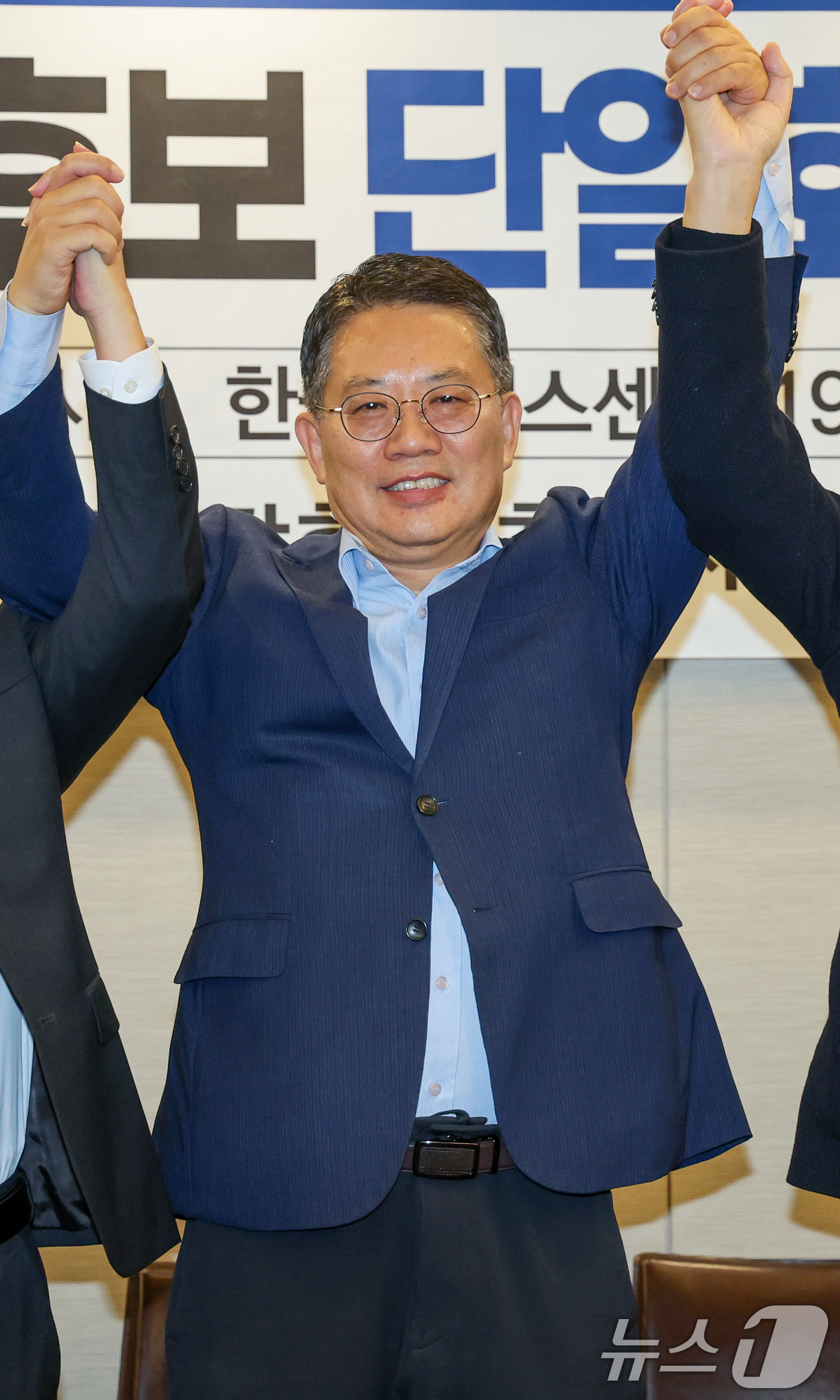 (서울=뉴스1) 안은나 기자 = 윤호상 서울시교육감 예비후보가 6일 서울 중구 프레스센터에서 서울·경기·인천 좋은교육감후보 추대시민회의 주최로 열린 '서울 교육감 후보 단일화 결과 …