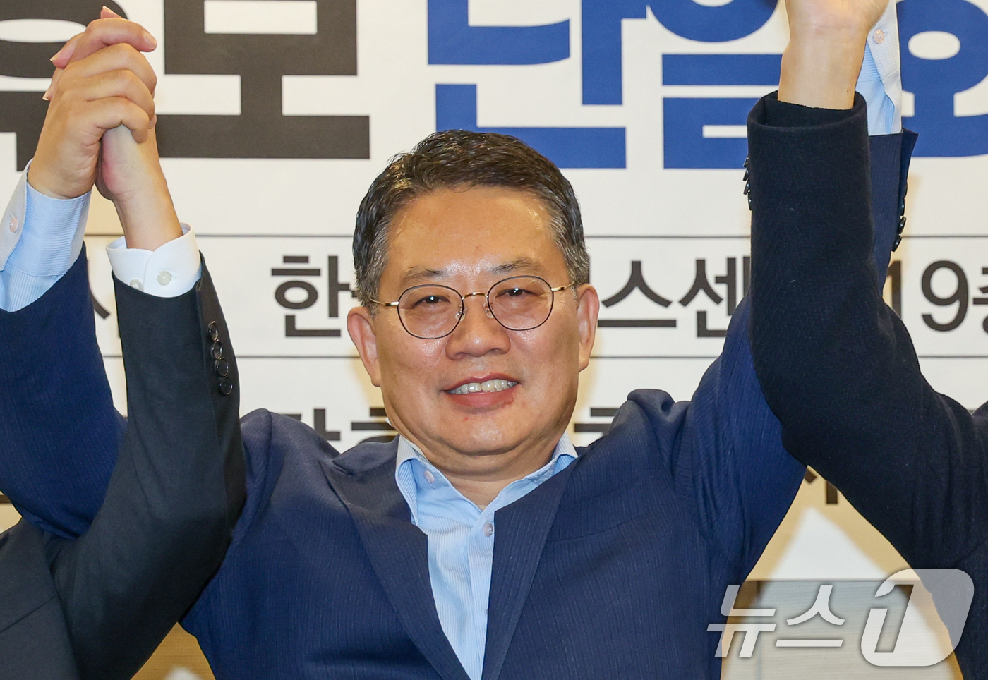 (서울=뉴스1) 안은나 기자 = 윤호상 서울시교육감 예비후보가 6일 서울 중구 프레스센터에서 서울·경기·인천 좋은교육감후보 추대시민회의 주최로 열린 '서울 교육감 후보 단일화 결과 …