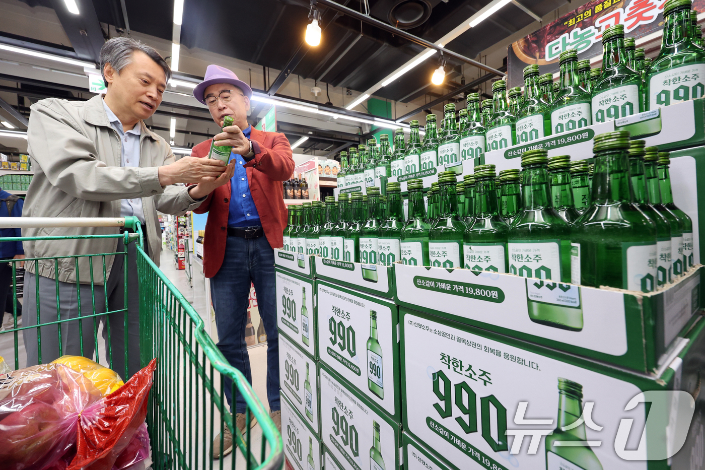 (서울=뉴스1) 황기선 기자 = 조웅래 선양소주 회장이 6일 오전 서울 송파구 농수산물도매시장 가락몰 다농마트에서 '착한소주 990'을 소개하고 있다.선양소주가 소상공인시장진흥공단 …