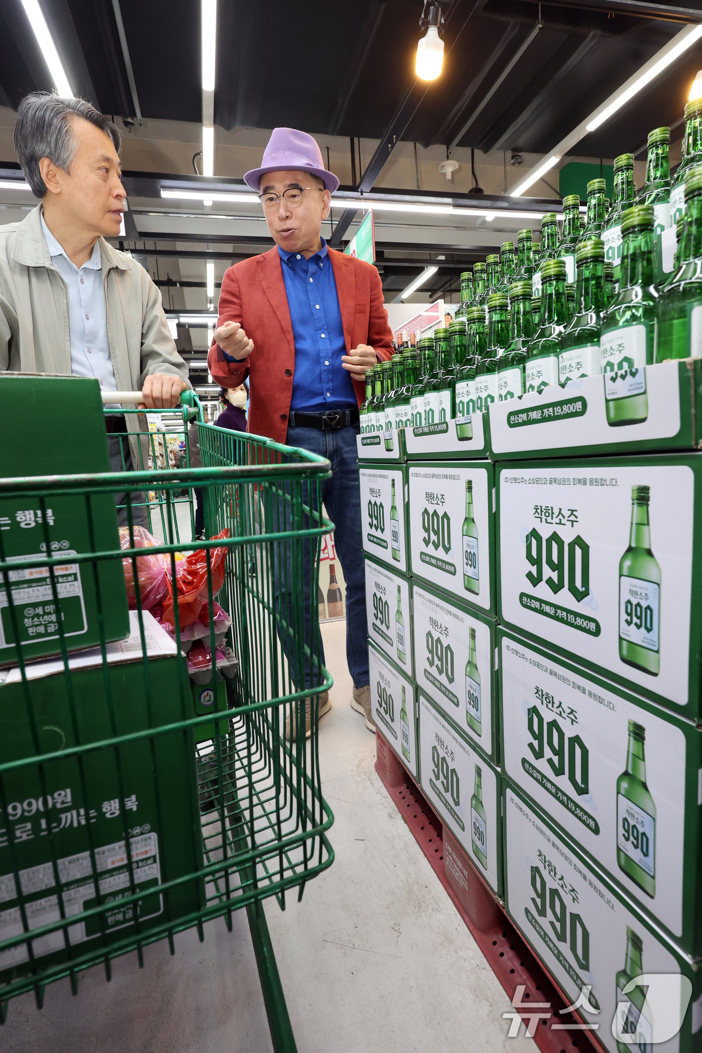 (서울=뉴스1) 황기선 기자 = 조웅래 선양소주 회장이 6일 오전 서울 송파구 농수산물도매시장 가락몰 다농마트에서 '착한소주 990'을 소개하고 있다.선양소주가 소상공인시장진흥공단 …