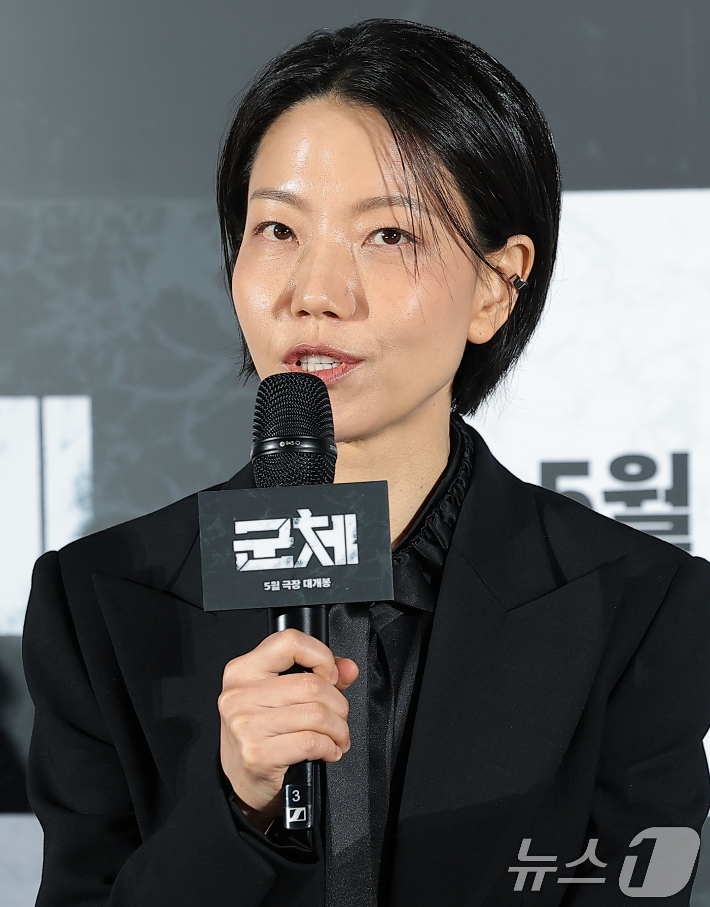 (서울=뉴스1) 권현진 기자 = 배우 김신록이 6일 서울 용산구 CGV용산아이파크몰에서 열린 영화 '군체'(감독 연상호) 제작보고회에 참석해 인사말을 하고 있다.'군체'는 정체불명 …