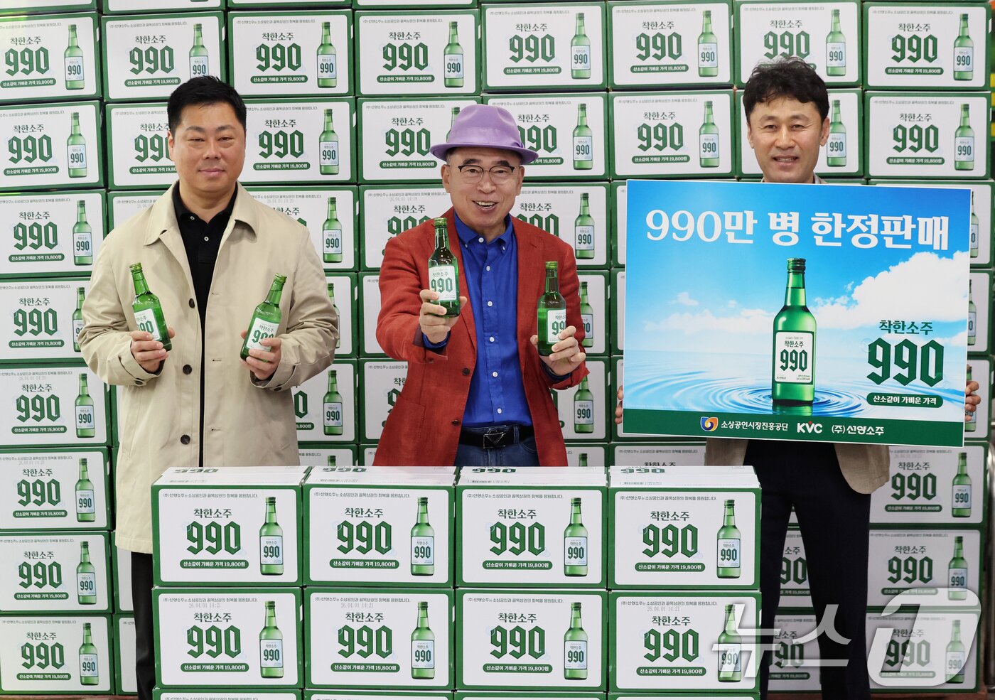 본문 이미지 - 조웅래 선양소주 회장이 6일 오전 서울 송파구 농수산물도매시장 가락몰 다농마트에서 '착한소주 990'을 소개하고 있다. 선양소주가 소상공인시장진흥공단, 한국수퍼체인유통사협동조합과 함께 출시한 '착한소주 990'은 990만 병을 전통시장과 골목상권의 동네슈퍼에서만 판매된다. 소비자 가격은 360mL 병당 990원이다. 2026.4.6 ⓒ 뉴스1 황기선 기자