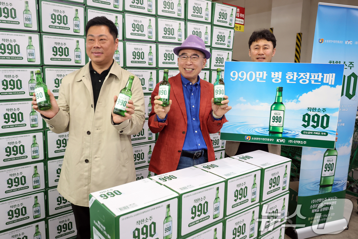 (서울=뉴스1) 황기선 기자 = 조웅래 선양소주 회장이 6일 오전 서울 송파구 농수산물도매시장 가락몰 다농마트에서 '착한소주 990'을 소개하고 있다.선양소주가 소상공인시장진흥공단 …