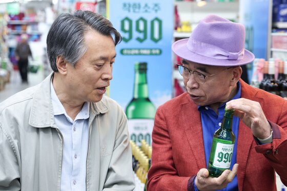 본문 이미지 - 조웅래 선양소주 회장(오른쪽)이 이달 6일 오전 서울 송파구 농수산물도매시장 가락몰 다농마트에서 열린 선양소주 '착한소주 990' 전국 출시 행사에 참석해 제품 소개를 하는 모습. 2026.4.6 ⓒ 뉴스1 임지훈 인턴기자