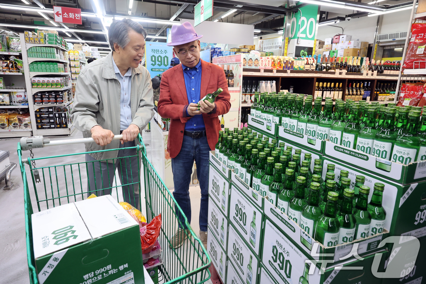 (서울=뉴스1) 황기선 기자 = 조웅래 선양소주 회장이 6일 오전 서울 송파구 농수산물도매시장 가락몰 다농마트에서 '착한소주 990'을 소개하고 있다.선양소주가 소상공인시장진흥공단 …