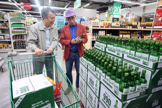 '착한소주 990, 동네슈퍼에서만 구매할 수 있어요'