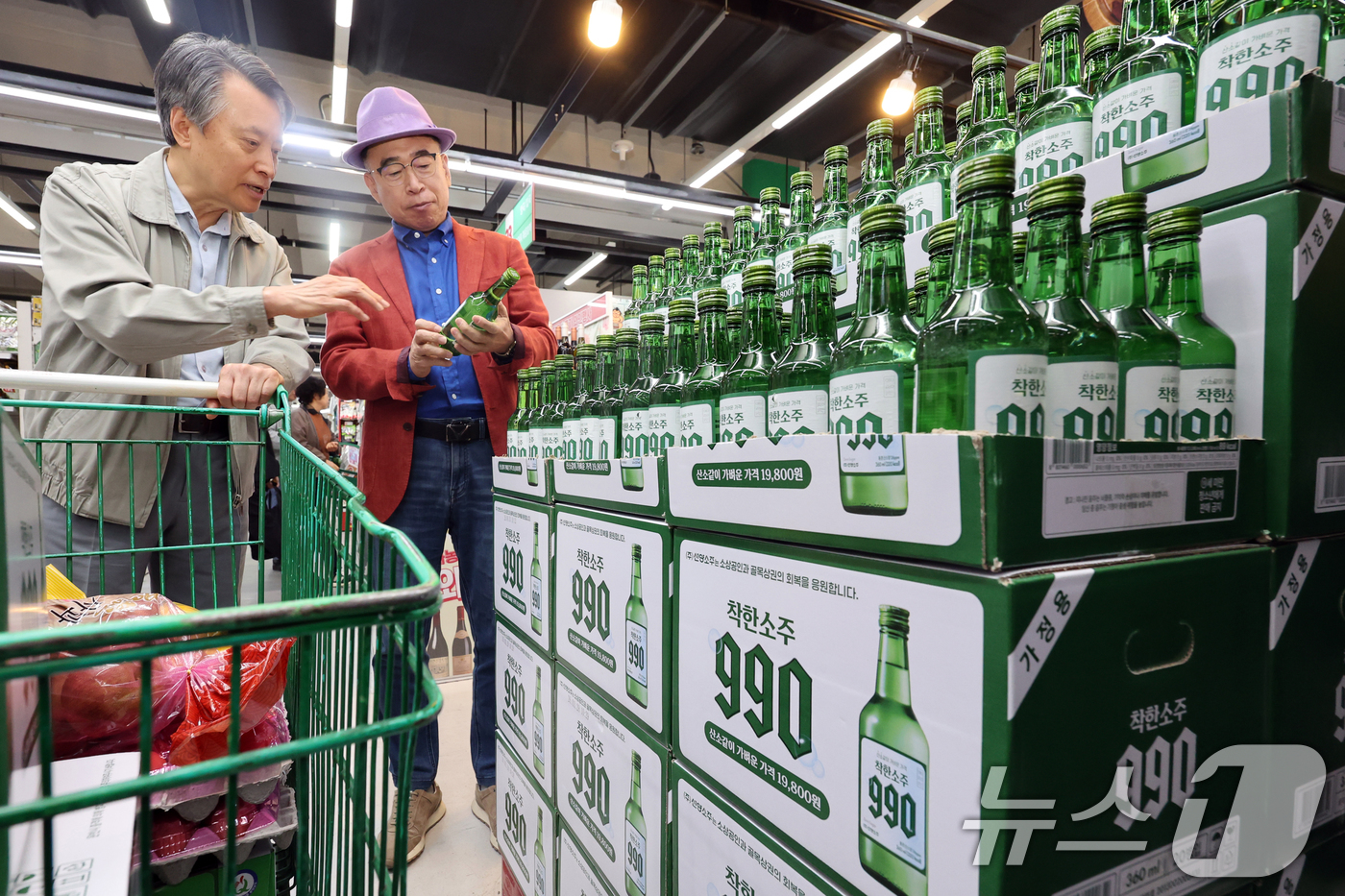 (서울=뉴스1) 황기선 기자 = 조웅래 선양소주 회장이 6일 오전 서울 송파구 농수산물도매시장 가락몰 다농마트에서 '착한소주 990'을 소개하고 있다.선양소주가 소상공인시장진흥공단 …