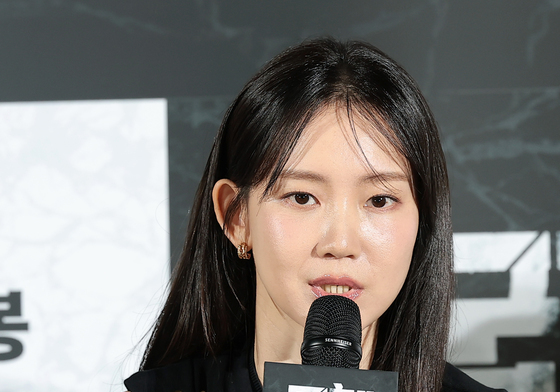 인사말 하는 신현빈