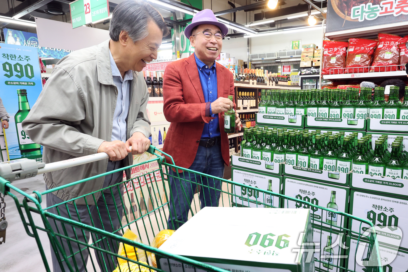 (서울=뉴스1) 황기선 기자 = 조웅래 선양소주 회장이 6일 오전 서울 송파구 농수산물도매시장 가락몰 다농마트에서 '착한소주 990'을 소개하고 있다.선양소주가 소상공인시장진흥공단 …