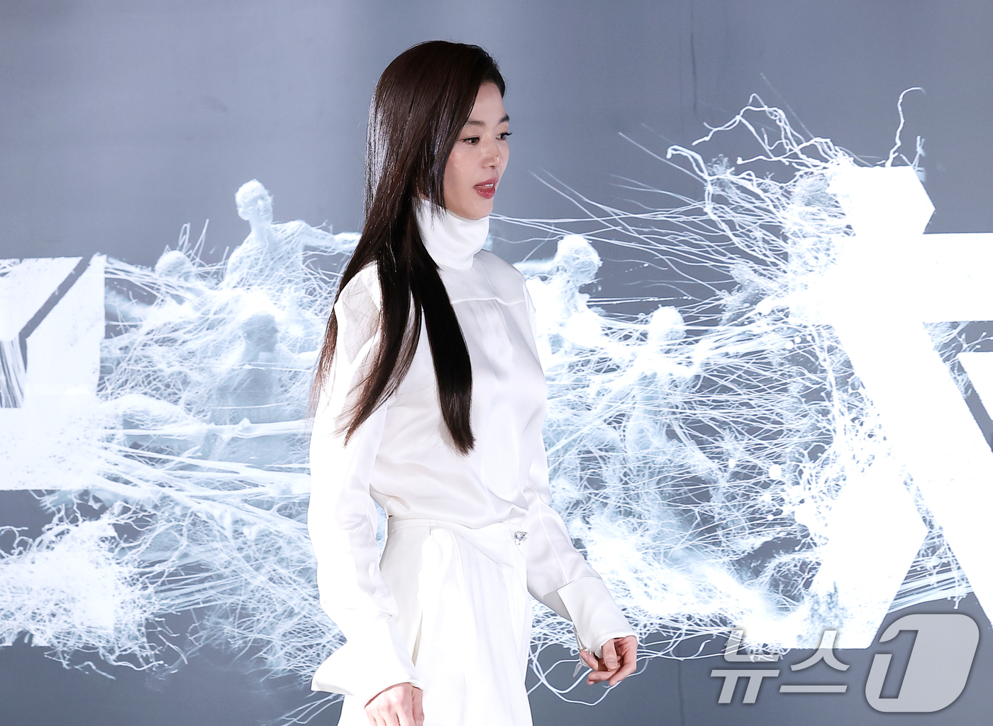 (서울=뉴스1) 권현진 기자 = 배우 전지현이 6일 서울 용산구 CGV용산아이파크몰에서 열린 영화 '군체'(감독 연상호) 제작보고회에 참석하고 있다.'군체'는 정체불명의 감염사태로 …