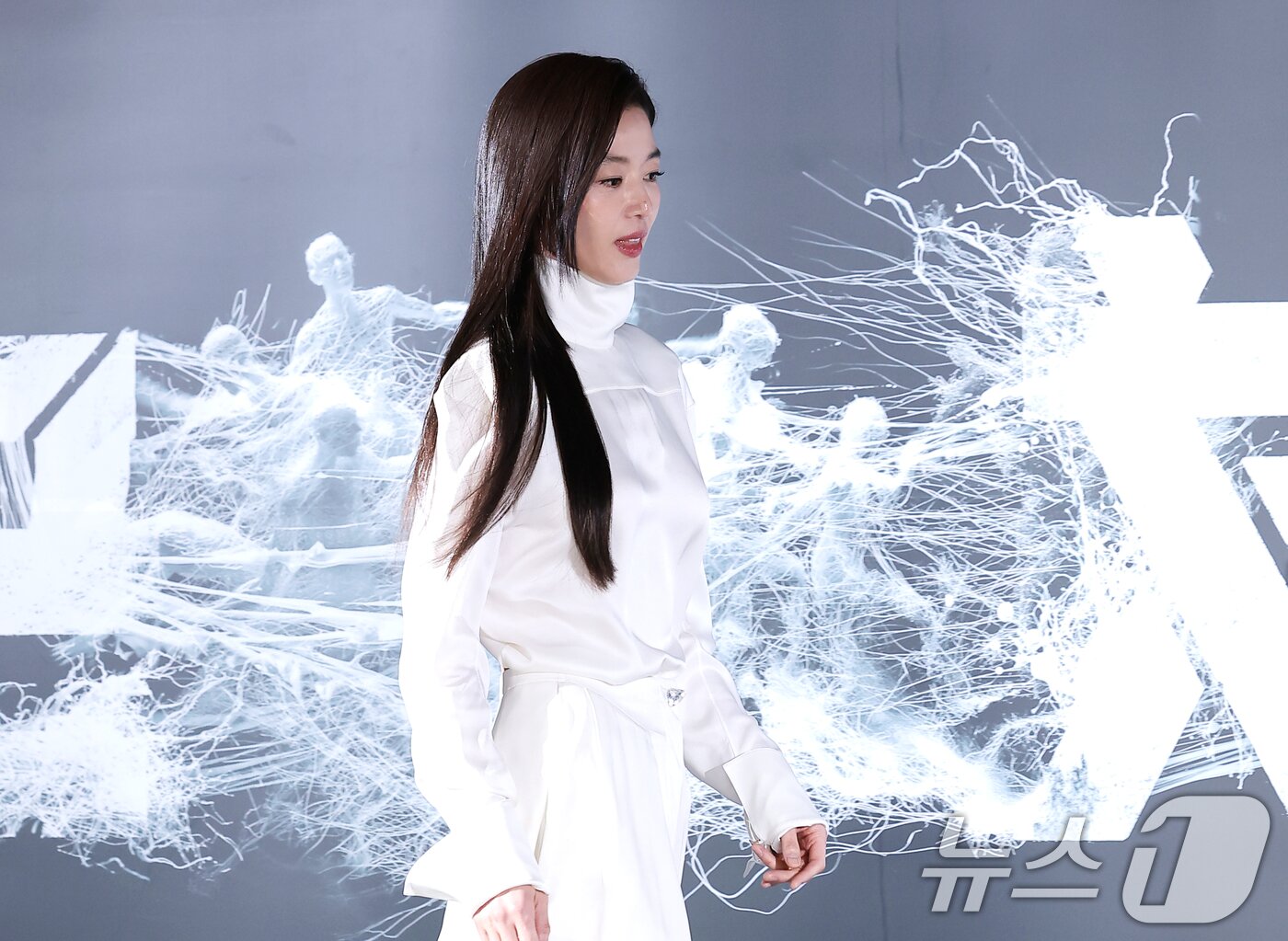 본문 이미지 - 배우 전지현이 6일 서울 용산구 CGV용산아이파크몰에서 열린 영화 '군체'(감독 연상호) 제작보고회에 참석하고 있다. ⓒ 뉴스1 권현진 기자