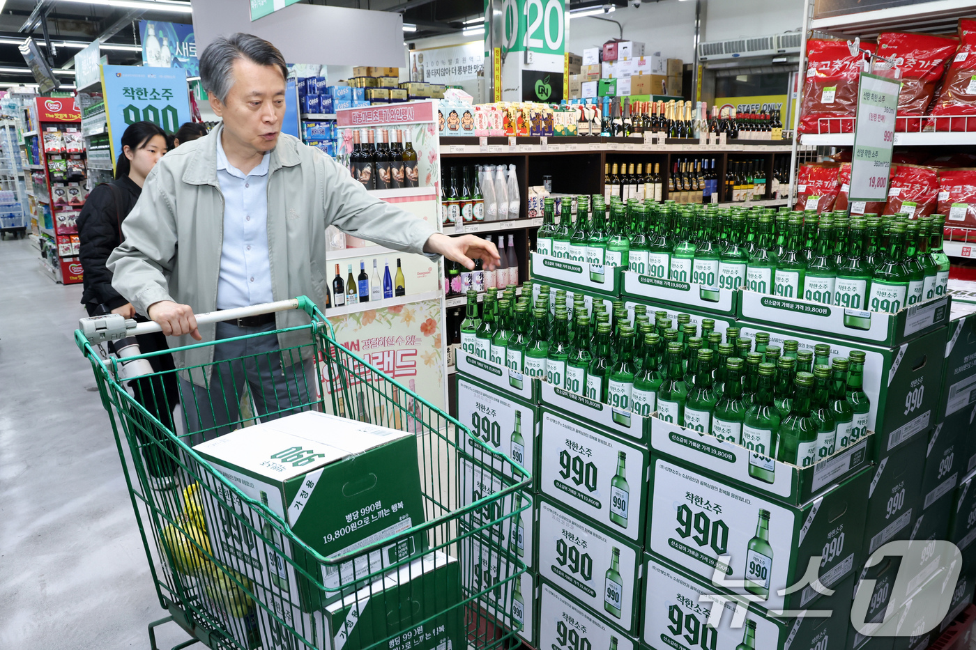 (서울=뉴스1) 임지훈 인턴기자 = 6일 오전 서울 송파구 가락몰 다농마트에서 열린 선양소주 ‘착한소주 990’ 전국 출시 행사에 제품들이 진열되어 있다.‘착한소주 990’은 조웅 …