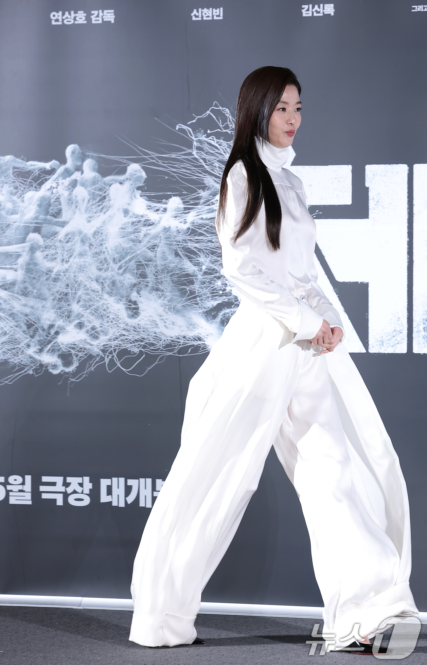 (서울=뉴스1) 권현진 기자 = 배우 전지현이 6일 서울 용산구 CGV용산아이파크몰에서 열린 영화 '군체'(감독 연상호) 제작보고회에 참석하고 있다.'군체'는 정체불명의 감염사태로 …