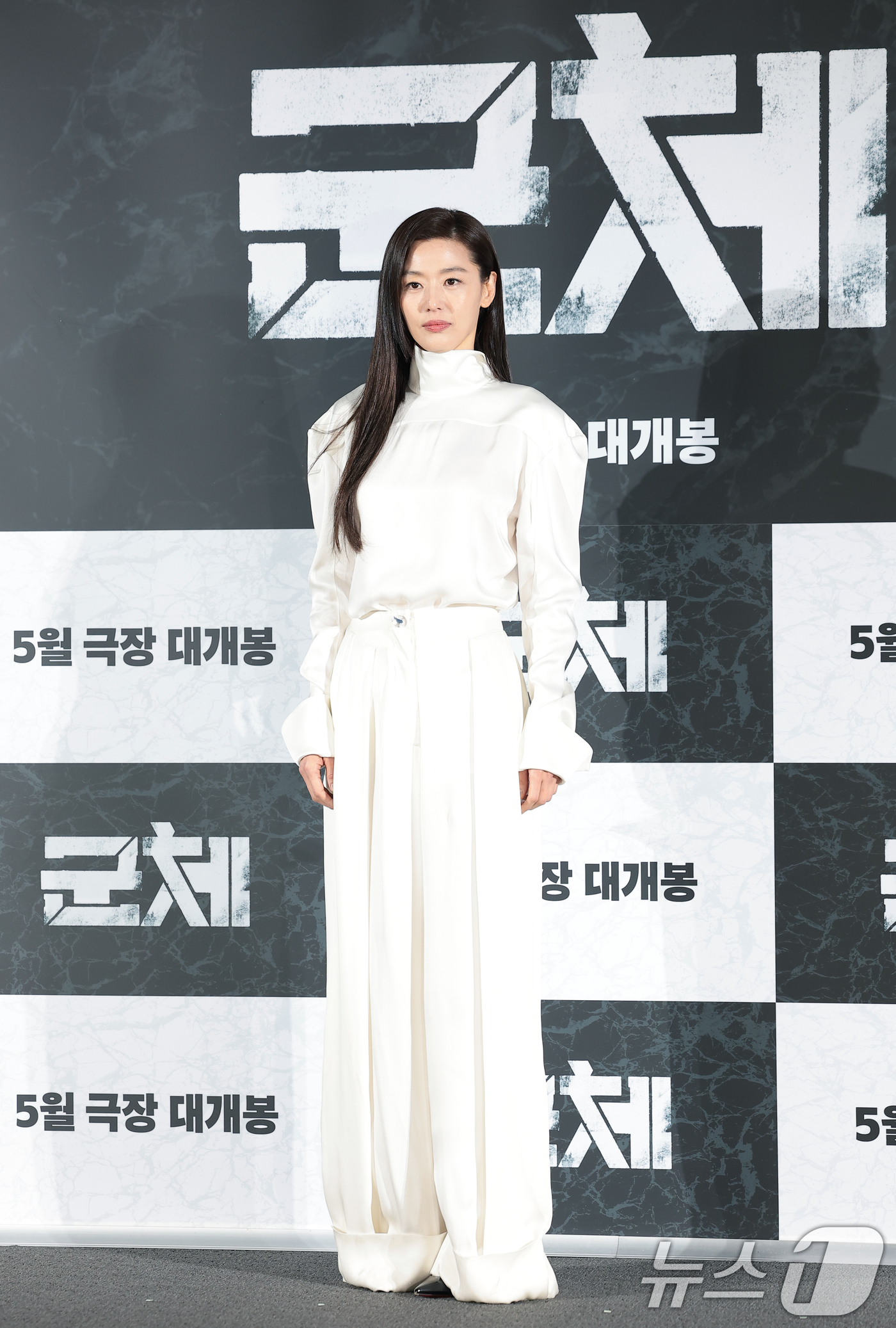 (서울=뉴스1) 권현진 기자 = 배우 전지현이 6일 서울 용산구 CGV용산아이파크몰에서 열린 영화 '군체'(감독 연상호) 제작보고회에 참석해 포즈를 취하고 있다.'군체'는 정체불명 …