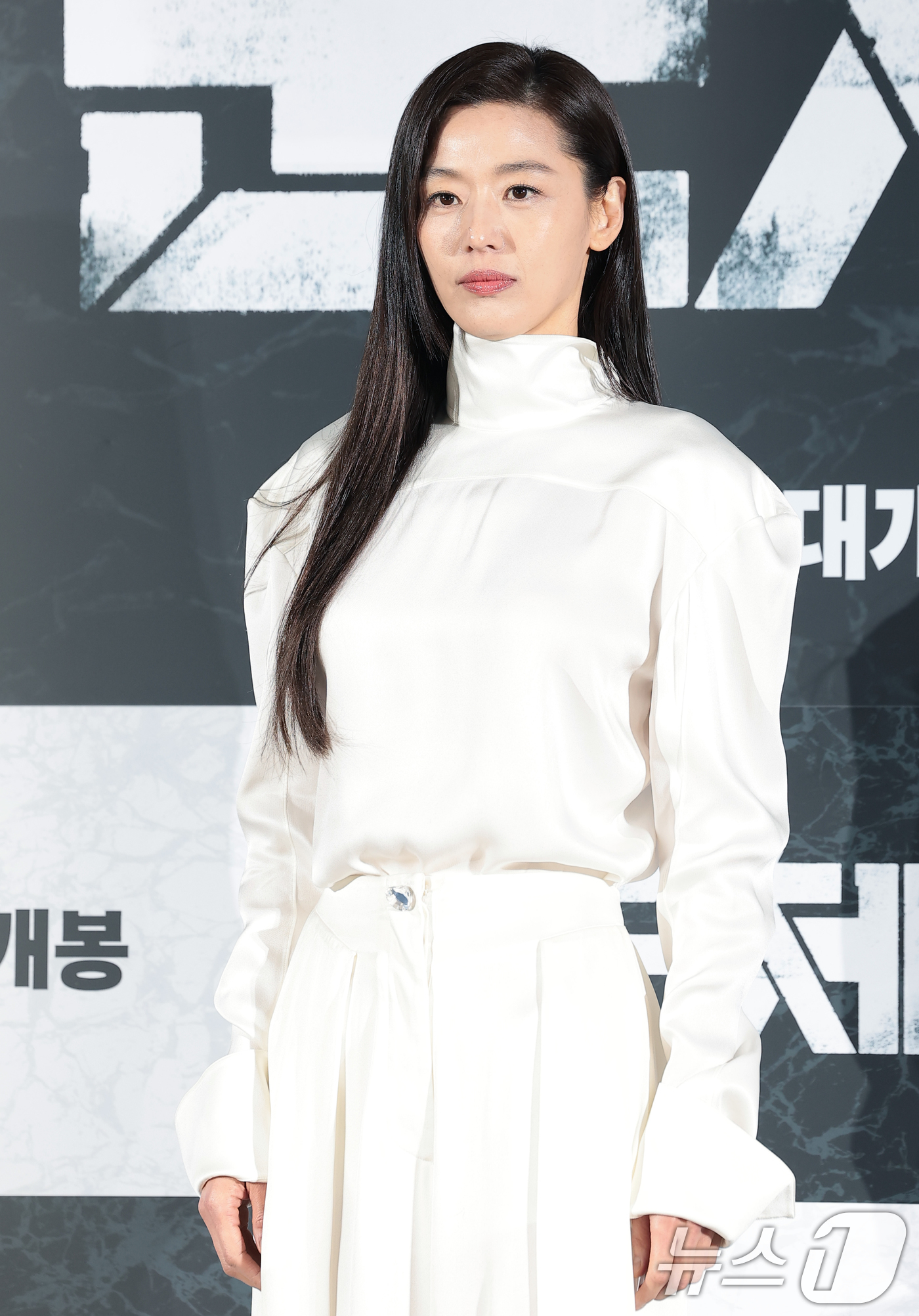 (서울=뉴스1) 권현진 기자 = 배우 전지현이 6일 서울 용산구 CGV용산아이파크몰에서 열린 영화 '군체'(감독 연상호) 제작보고회에 참석해 포즈를 취하고 있다.'군체'는 정체불명 …