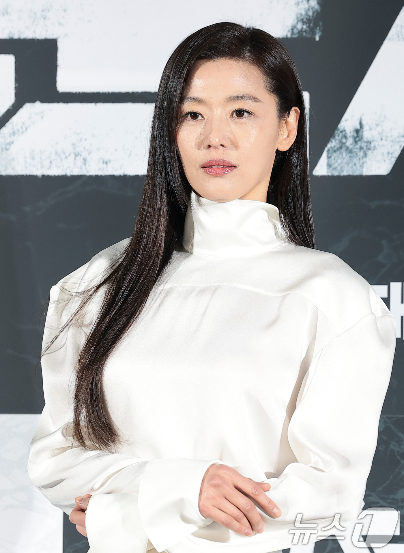 (서울=뉴스1) 권현진 기자 = 배우 전지현이 6일 서울 용산구 CGV용산아이파크몰에서 열린 영화 '군체'(감독 연상호) 제작보고회에 참석해 포즈를 취하고 있다.'군체'는 정체불명 …