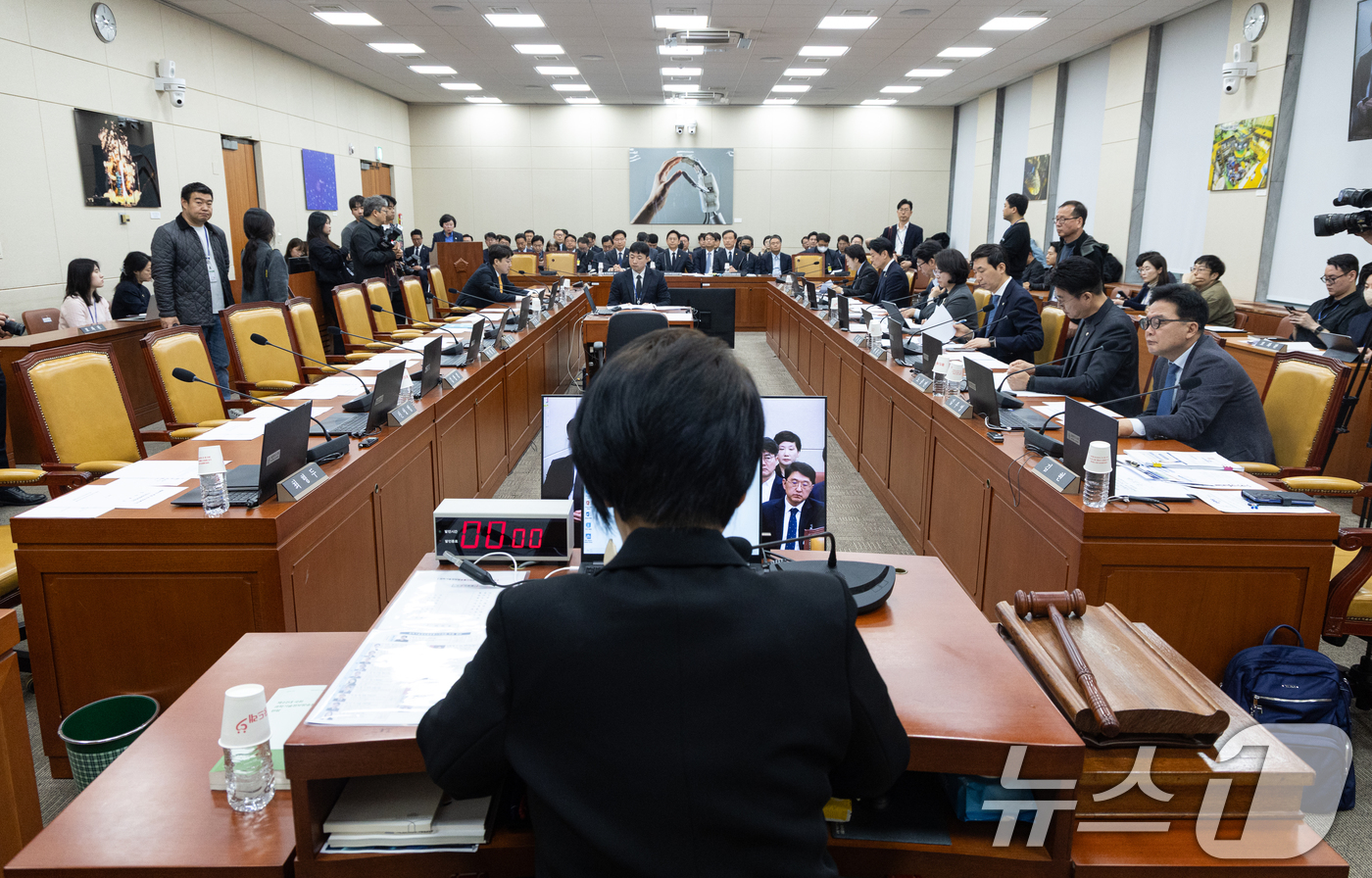 (서울=뉴스1) 이승배 기자 = 6일 서울 여의도 국회에서 열린 제434회국회(임시회) 과학기술정보방송통신위원회 제1차 전체회의에서 국민의힘 위원들의 빈자리가 보이고 있다. 202 …