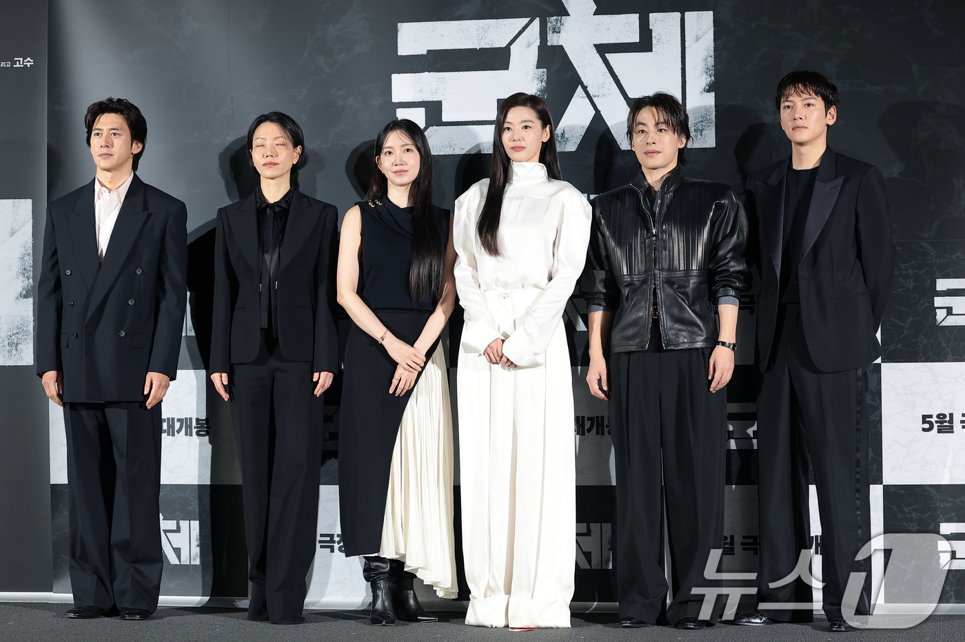 (서울=뉴스1) 권현진 기자 = 배우 고수(왼쪽부터)와 김신록, 신현빈, 전지현, 구교환, 지창욱이 6일 서울 용산구 CGV용산아이파크몰에서 열린 영화 '군체' 제작보고회에 참석해 …