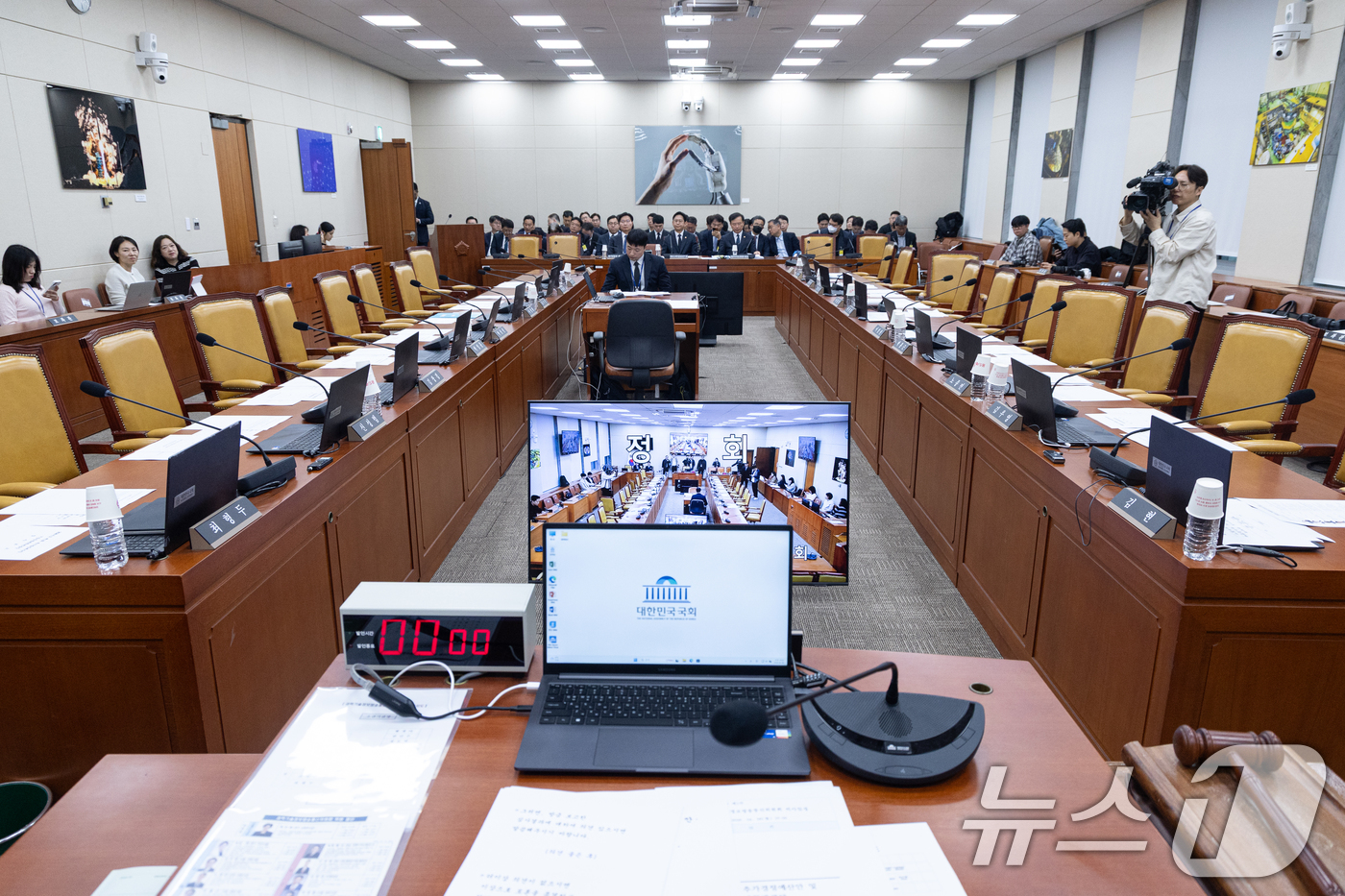 (서울=뉴스1) 이승배 기자 = 6일 서울 여의도 국회에서 열린 제434회국회(임시회) 과학기술정보방송통신위원회 제1차 전체회의에 정회 안내가 보이고 있다. 2026.4.6/뉴스1 …