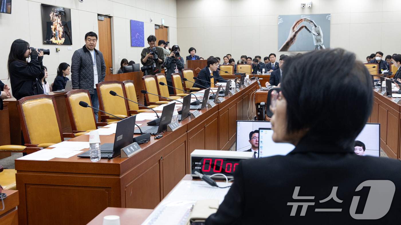 (서울=뉴스1) 이승배 기자 = 6일 서울 여의도 국회에서 열린 제434회국회(임시회) 과학기술정보방송통신위원회 제1차 전체회의에서 국민의힘 위원들의 빈자리가 보이고 있다. 202 …