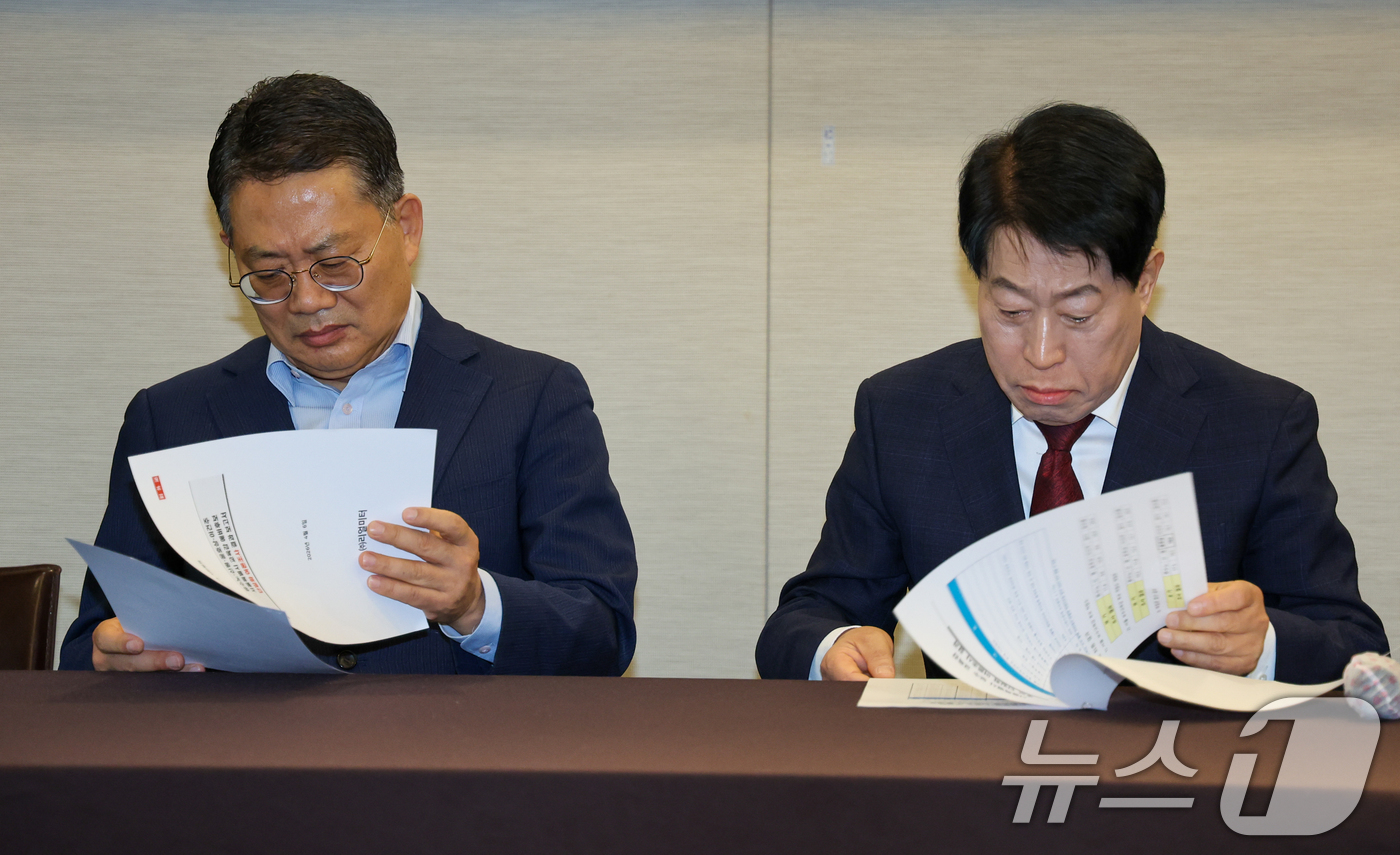 (서울=뉴스1) 안은나 기자 = 윤호상, 류수노 서울시교육감 예비후보가 6일 서울 중구 프레스센터에서 서울·경기·인천 좋은교육감후보 추대시민회의 주최로 열린 '서울 교육감 후보 단 …