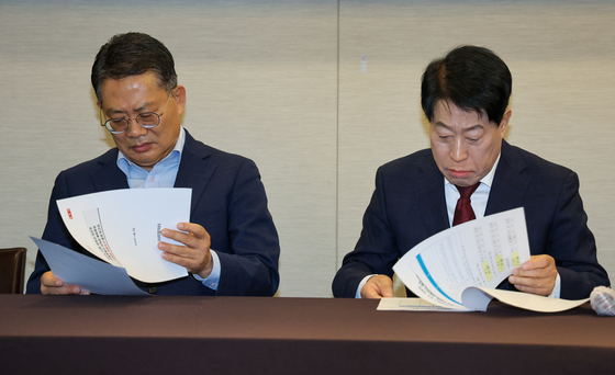 여론조사 결과 확인하는 윤호상·류수노