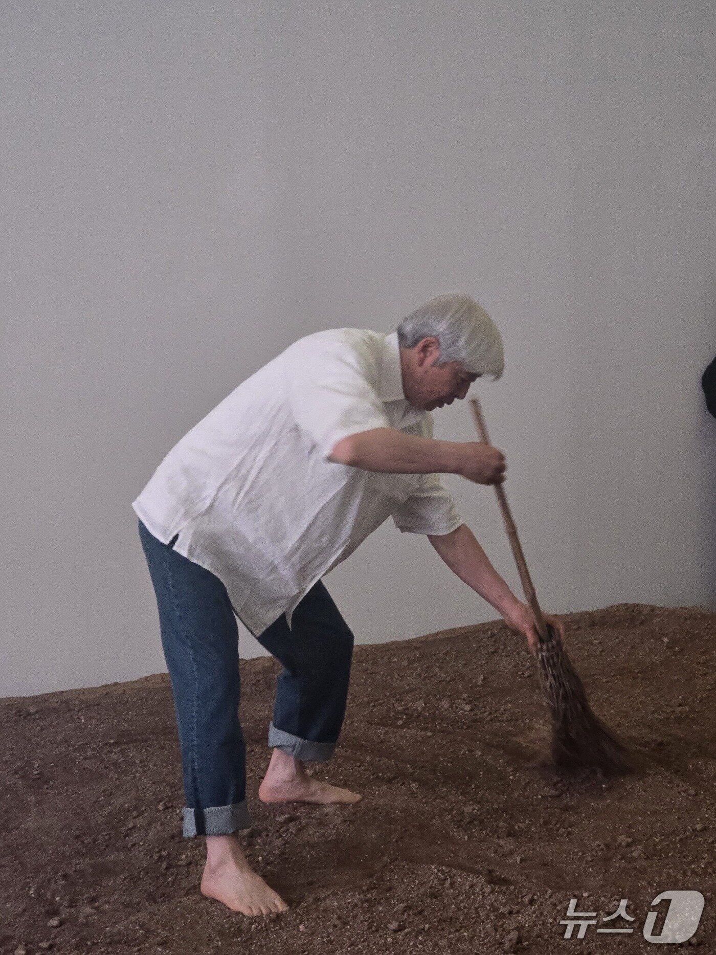 본문 이미지 - 6일 뮤지엄 산 전시관에서 이배 작가가 퍼포먼스를 펼치고 있다. ⓒ 뉴스1 김정한 기자