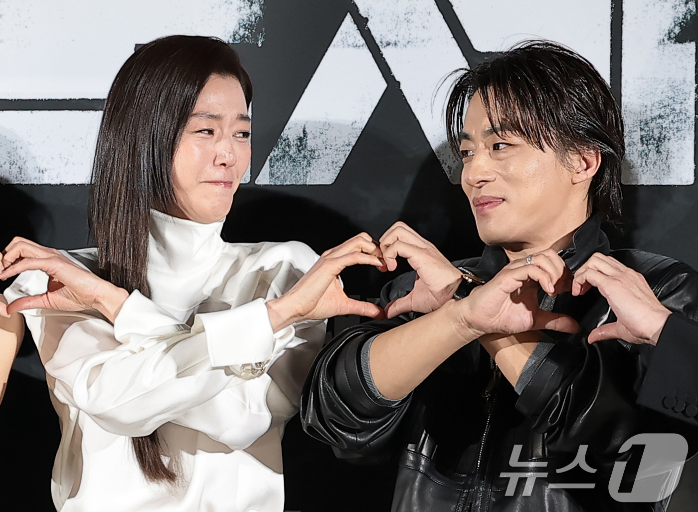 (서울=뉴스1) 권현진 기자 = 배우 전지현(왼쪽)이 6일 서울 용산구 CGV용산아이파크몰에서 열린 영화 '군체'(감독 연상호) 제작보고회에 참석해 구교환을 바라보며 웃음보를 터뜨 …