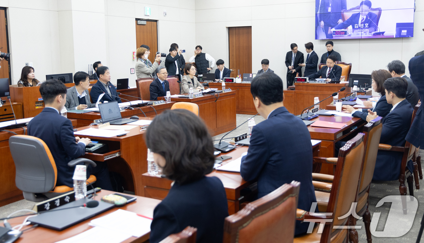 (서울=뉴스1) 이승배 기자 = 6일 서울 여의도 국회에서 열린 제434회국회(임시회) 교육위원회 제1차 전체회의에서 김영호 위원장이 의사봉을 두드리고 있다. 2026.4.6/뉴스 …