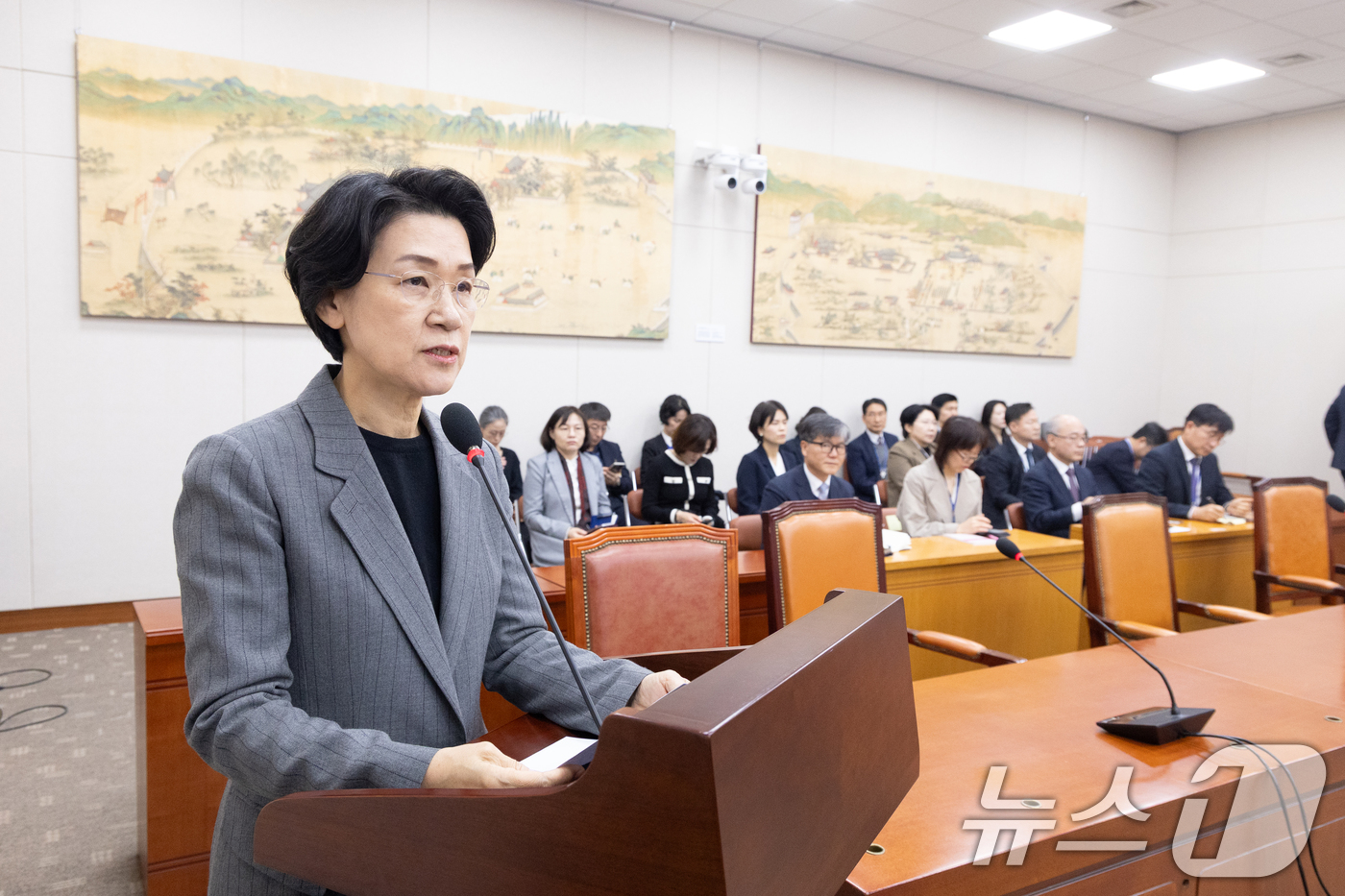 (서울=뉴스1) 이승배 기자 = 6일 서울 여의도 국회에서 열린 제434회국회(임시회) 교육위원회 제1차 전체회의에서 최은옥 교육부 차관이 2026년도 제1회 추가경정예산안 의결에 …