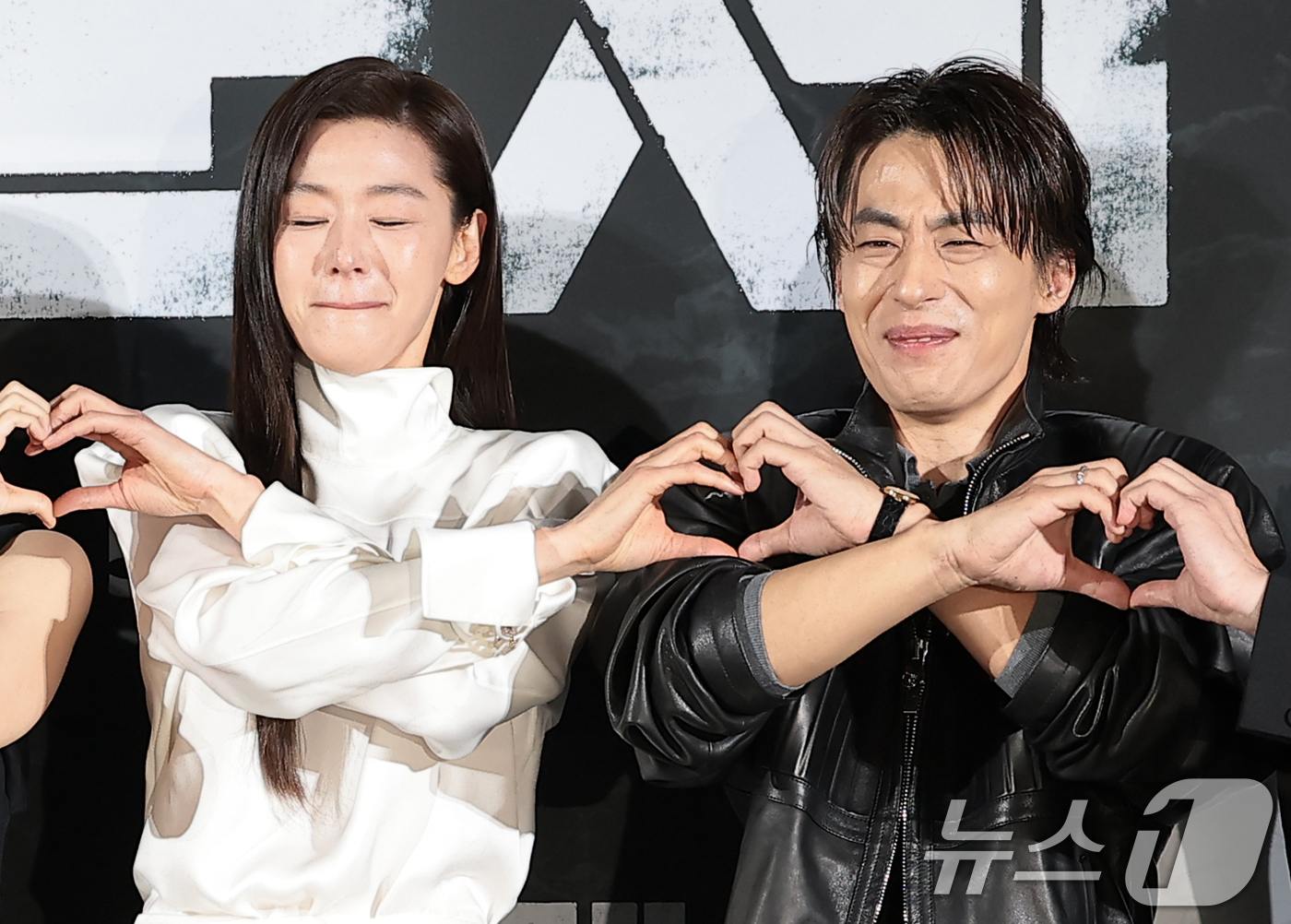 (서울=뉴스1) 권현진 기자 = 배우 전지현(왼쪽)이 6일 서울 용산구 CGV용산아이파크몰에서 열린 영화 '군체'(감독 연상호) 제작보고회에 참석해 구교환의 장난에 웃음보를 터뜨리 …