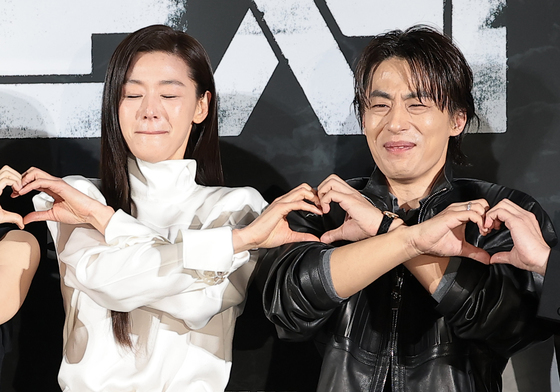 웃음 참는 전지현