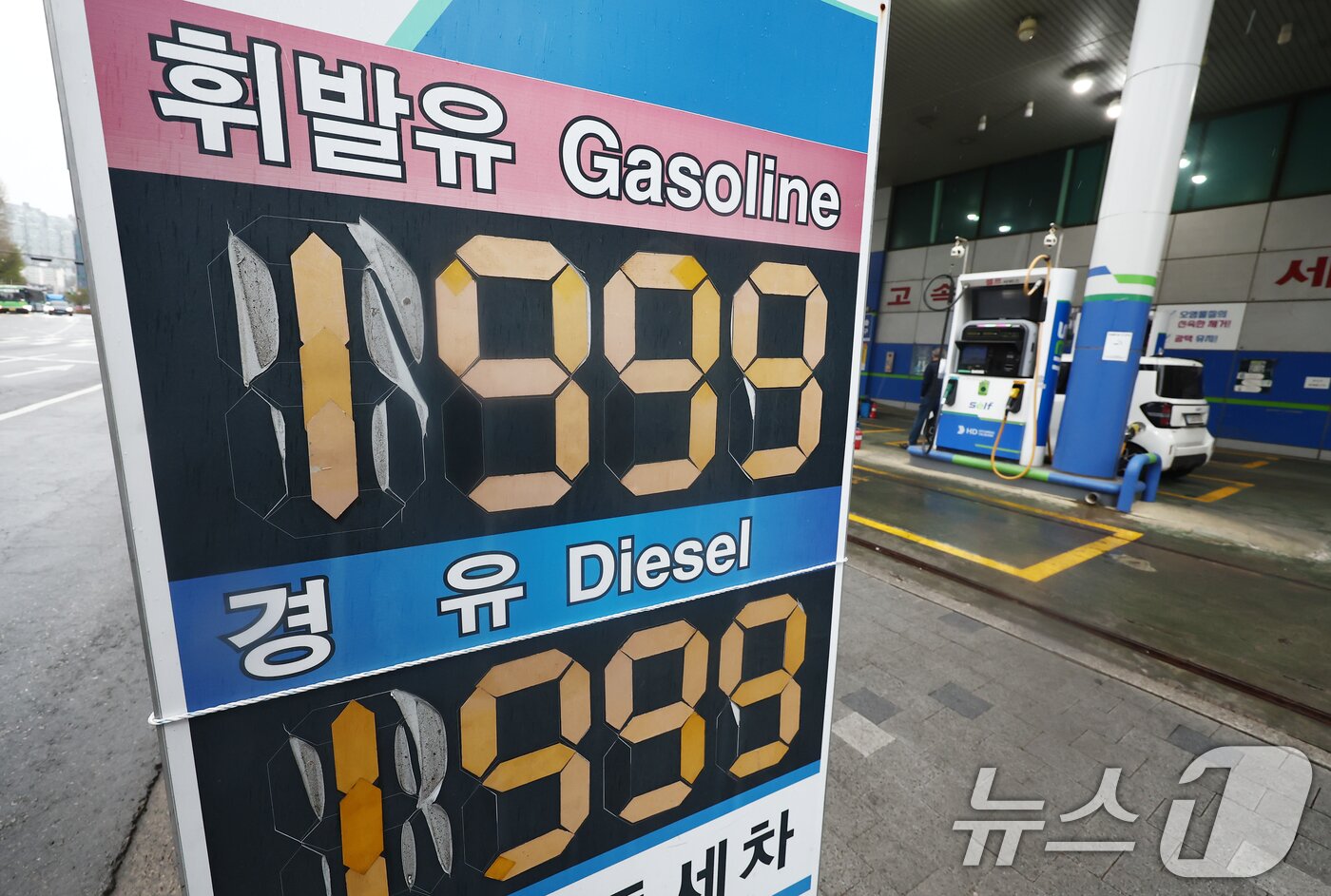 본문 이미지 - 중동 사태 영향으로 국내 기름값 오름세가 계속되면서 당정이 '주유소 사후정산제'를 폐지하기로 한 6일 오전 서울 시내 주유소 유가정보판에 휘발유와 경유 가격이 2000원에 육박하고 있다.  2026.4.6 ⓒ 뉴스1 김민지 기자