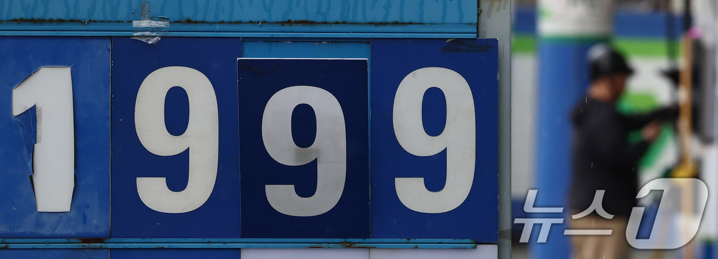 (서울=뉴스1) 김민지 기자 = 중동 사태 영향으로 국내 기름값 오름세가 계속되면서 당정이 '주유소 사후정산제'를 폐지하기로 한 6일 오전 서울 시내 주유소에서 시민들이 차량에 기 …