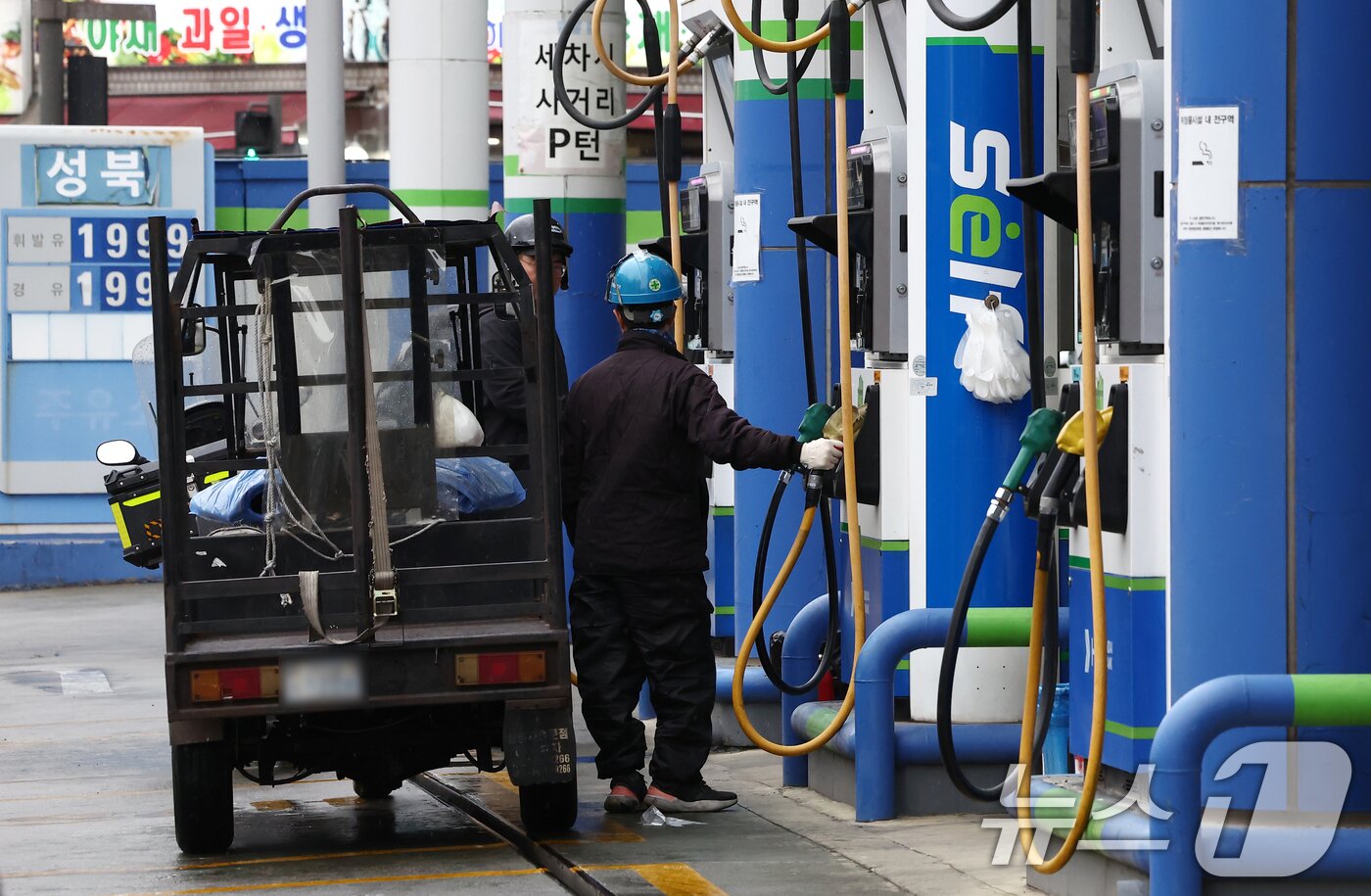 본문 이미지 - 중동 사태 영향으로 국내 기름값 오름세가 계속되면서 당정이 '주유소 사후정산제'를 폐지하기로 한 6일 오전 서울 시내 주유소에서 시민들이 차량에 기름을 넣고 있다. ' 2026.4.6 ⓒ 뉴스1 김민지 기자