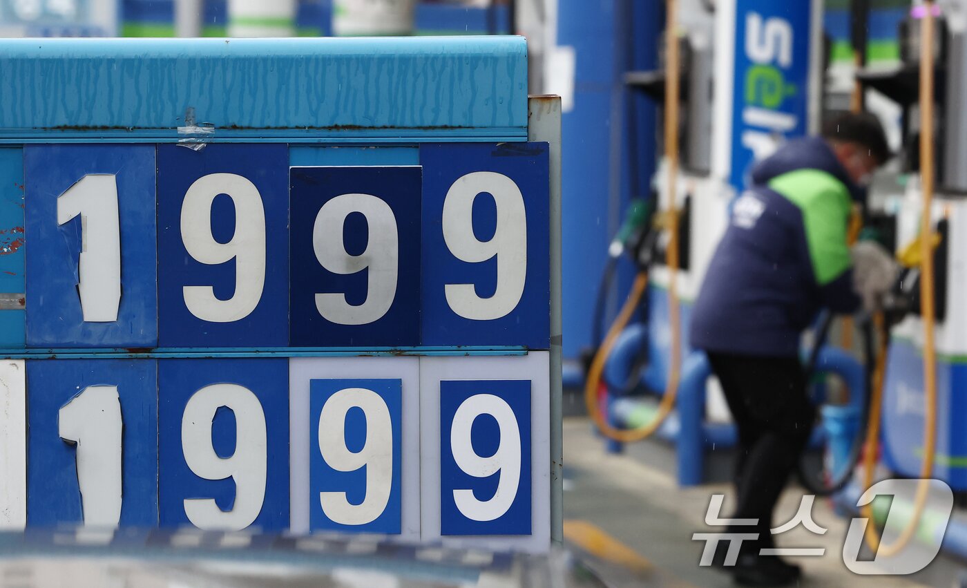 본문 이미지 - 중동 사태 영향으로 국내 기름값 오름세가 계속되면서 당정이 '주유소 사후정산제'를 폐지하기로 한 6일 오전 서울 시내 주유소 유가정보판에 휘발유와 경유 가격이 2000원에 육박하고 있다. ' 2026.4.6 ⓒ 뉴스1 김민지 기자