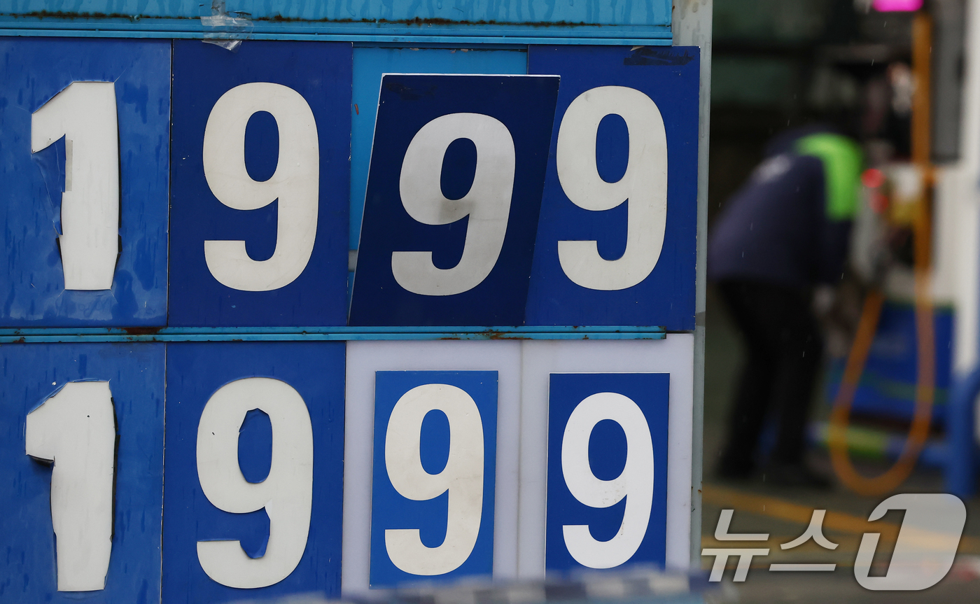 (서울=뉴스1) 김민지 기자 = 중동 사태 영향으로 국내 기름값 오름세가 계속되면서 당정이 '주유소 사후정산제'를 폐지하기로 한 6일 오전 서울 시내 주유소 유가정보판에 휘발유와 …