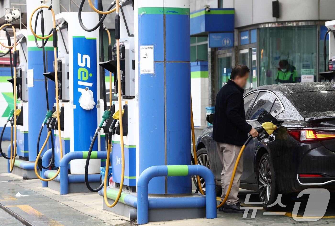 (서울=뉴스1) 김민지 기자 = 중동 사태 영향으로 국내 기름값 오름세가 계속되면서 당정이 '주유소 사후정산제'를 폐지하기로 한 6일 오전 서울 시내 주유소에서 시민들이 차량에 기 …