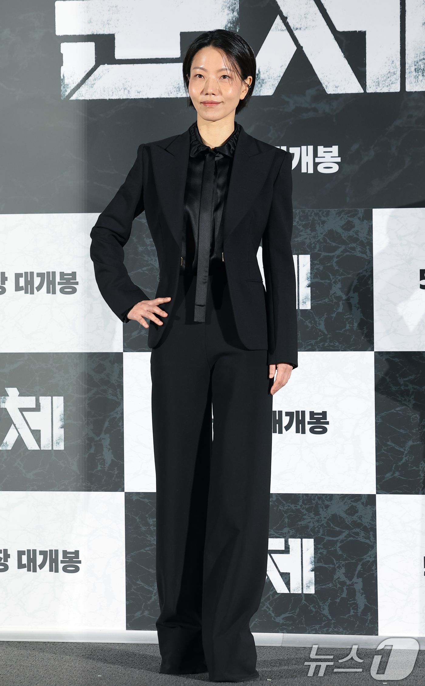 (서울=뉴스1) 권현진 기자 = 배우 김신록이 6일 서울 용산구 CGV용산아이파크몰에서 열린 영화 '군체'(감독 연상호) 제작보고회에 참석해 포즈를 취하고 있다.'군체'는 정체불명 …