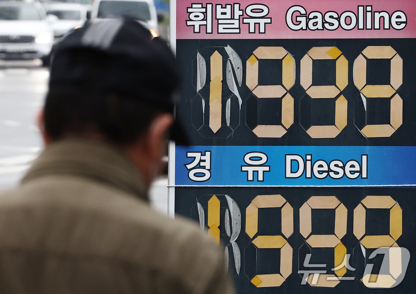 본문 이미지 - 6일 전국 휘발유 평균 가격은 전날보다 약 4원 올라 리터당 1953.27원, 경유는 약 4원 올라 1943.87원을 기록했다. ⓒ 뉴스1 김민지 기자
