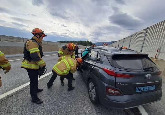 강릉 동해고속도로서 승용차가 작업차량 추돌…40대 중상
