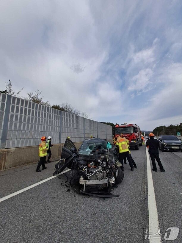 본문 이미지 - 6일 오전 강원 강릉시 구정면 동해고속도로 교통사고 현장.(강원도소방본부 제공, 재판매 및 DB 금지) 2026.4.76/뉴스1