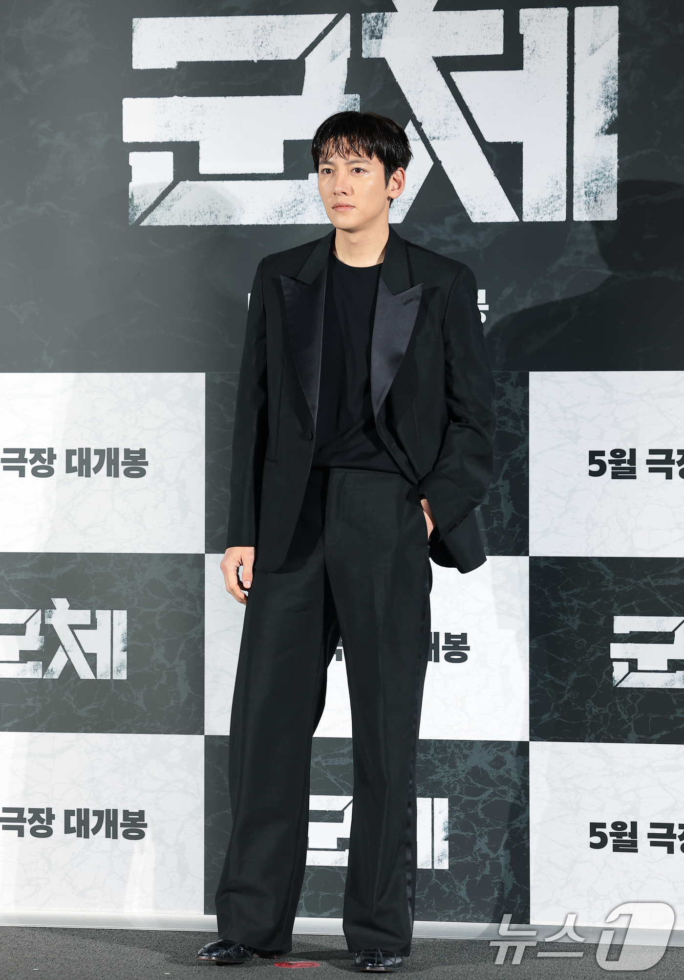 (서울=뉴스1) 권현진 기자 = 배우 지창욱이 6일 서울 용산구 CGV용산아이파크몰에서 열린 영화 '군체'(감독 연상호) 제작보고회에 참석해 포즈를 취하고 있다.'군체'는 정체불명 …