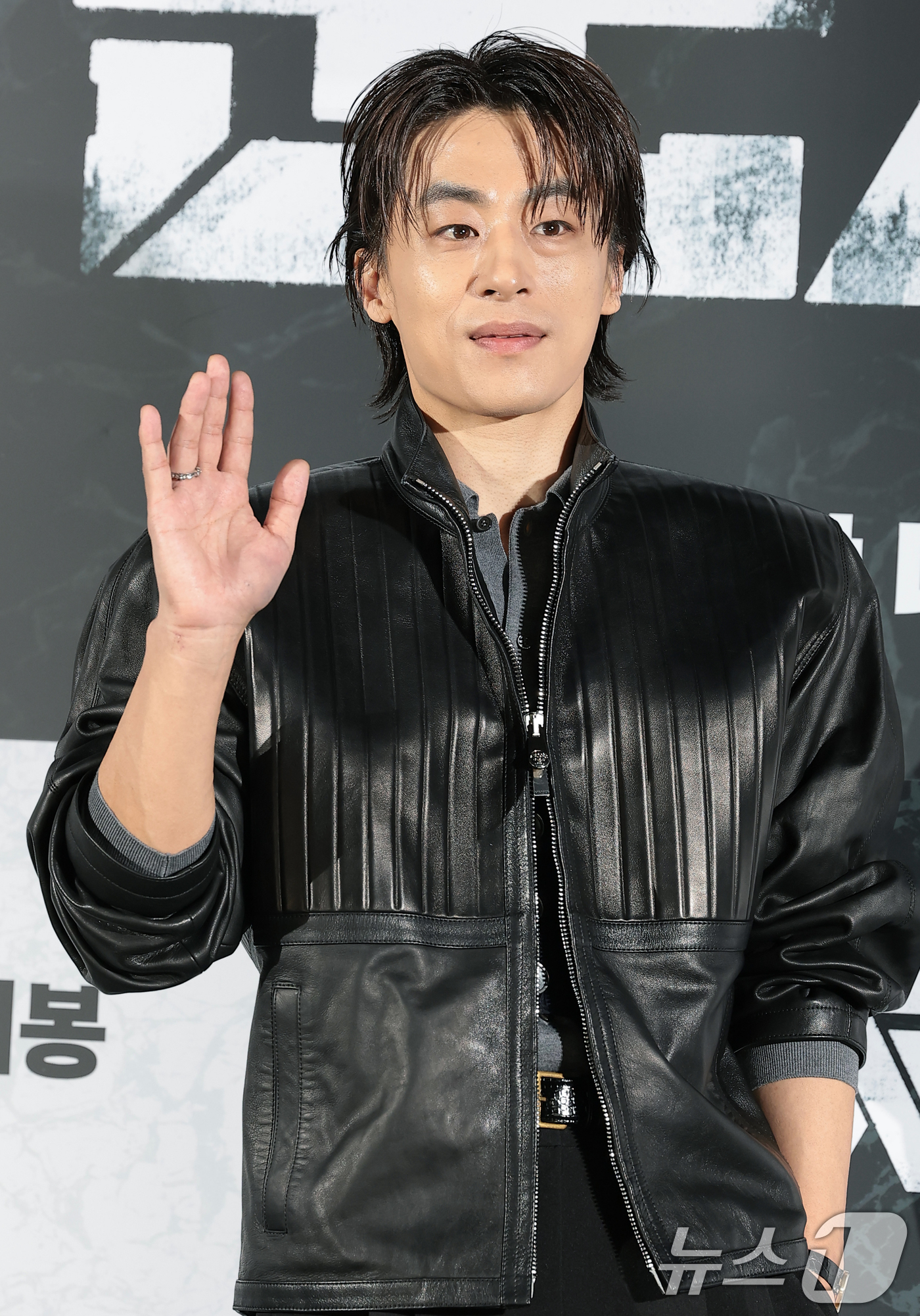 (서울=뉴스1) 권현진 기자 = 배우 구교환이 6일 서울 용산구 CGV용산아이파크몰에서 열린 영화 '군체'(감독 연상호) 제작보고회에 참석해 포즈를 취하고 있다.'군체'는 정체불명 …