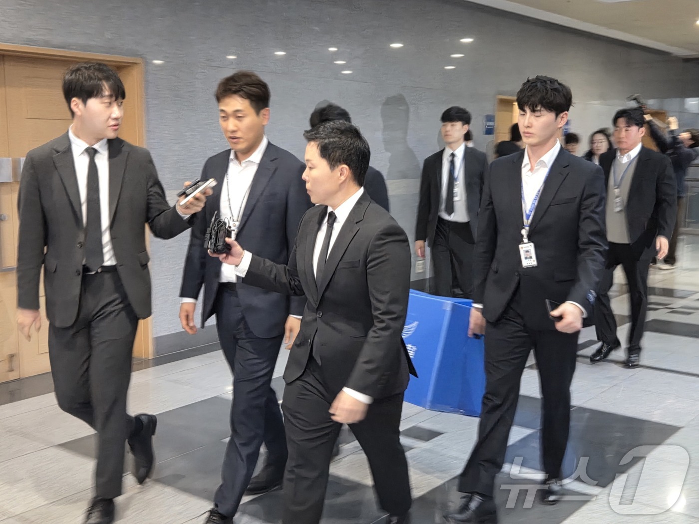 (전주=뉴스1) 문채연 기자 = 전북경찰청 반부패경제범죄수사대 수사관들이 6일 김관영 도지사의 현금 살포 의혹과 관련해 전북 전주시 전북도청에서 압수수색을 마치고 나오고 있다. 2 …