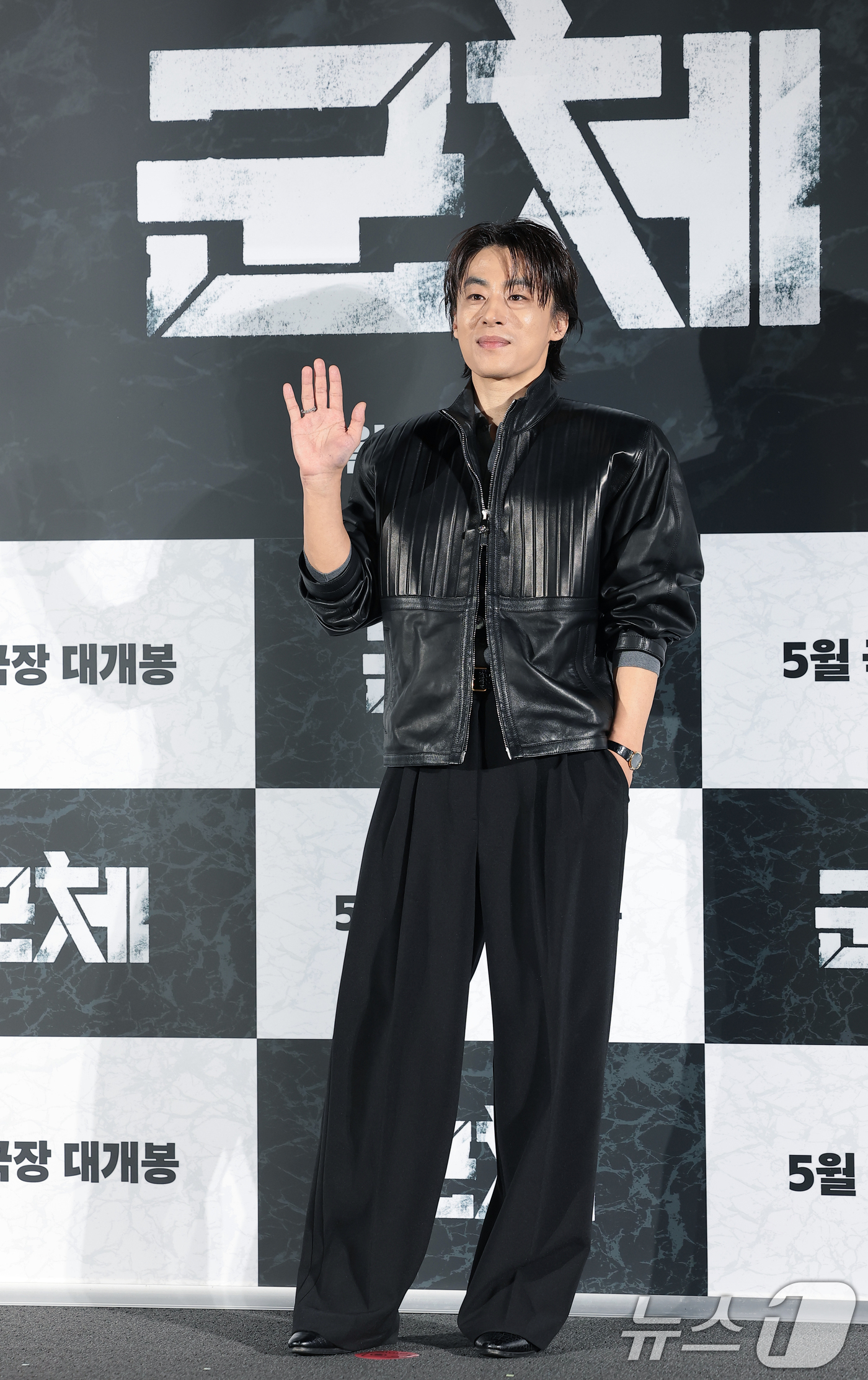 (서울=뉴스1) 권현진 기자 = 배우 구교환이 6일 서울 용산구 CGV용산아이파크몰에서 열린 영화 '군체'(감독 연상호) 제작보고회에 참석해 포즈를 취하고 있다.'군체'는 정체불명 …